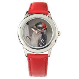 Niedlicher Woodpecker-Vogel auf Zweigstelle Armbanduhr