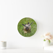 Niedlicher Yorkshire Terrier, der durch Gras läuft Runde Wanduhr (Zuhause)