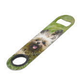 Niedlicher Yorkshire Terrier, der durch Gras läuft Speed Flaschenöffner (Rückseite Schrägansicht)