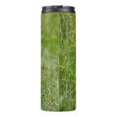 Niedlicher Yorkshire Terrier, der durch Gras läuft Thermosbecher (Rückseite)