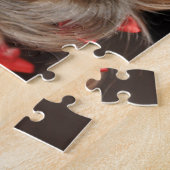 Niedlicher Yorkshire-Terrier Yorkie mit roten Puzzle (Seite)