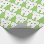Niedlicher Zahn - Muster auf grünem Geschenkpapier (Ecke)