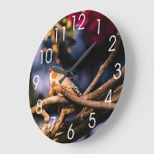 Niedlicher Zebra-Fink auf Zweigen Große Wanduhr (Winkel)