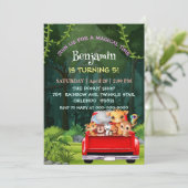 Niedlicher Zoo-Dschungelbaum Traktor Junge Geburts Einladung (Stehend Vorderseite)