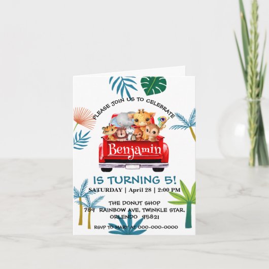 Niedlicher Zoo-Dschungelbaum Traktor Junge Geburts Einladung (Vorderseite)