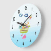 Niedlicher Zoo Tiergarten mit Schmetterling und Wa Große Wanduhr (Winkel)