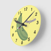 Niedlicher Zucchini-Happy-Cartoon Runde Wanduhr (Winkel)