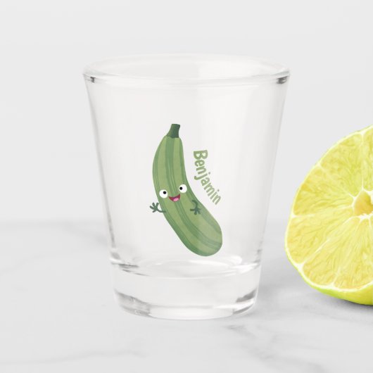 Niedlicher Zucchini-Happy-Cartoon Schnapsglas (Vorderseite)