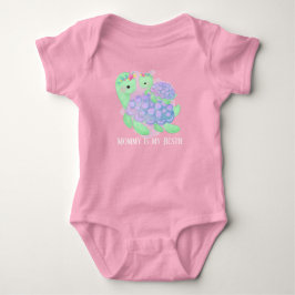 niedlicher Zusatztext Mommy Girl Schildkröte Baby Strampler