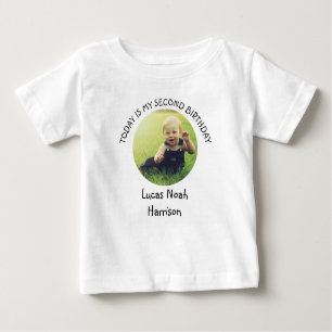 Niedlicher zweiter Name Runde Foto Geburtstagspart Baby T-shirt