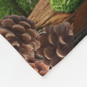 Niedliches Abstraktes Eichhörnchen mit Pinecones Fleecedecke (Ecke)