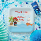 Niedliches Afrikanisches Piratenmädchen in Rot am Pappteller (Party)