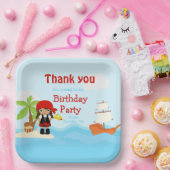 Niedliches Afrikanisches Piratenmädchen in Rot am Pappteller (Party)