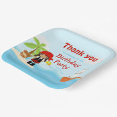 Niedliches Afrikanisches Piratenmädchen in Rot am Pappteller (Gewinkelt)