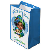 Niedliches Afroamerikanisches Mädchen mit Welpe Wi Mittlere Geschenktüte (Rückseite Schrägansicht)