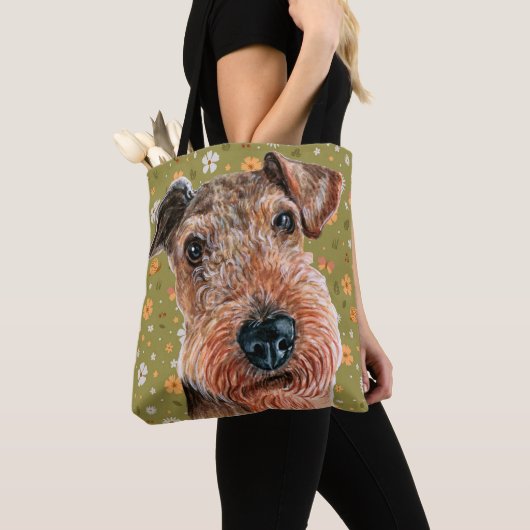 Niedliches Airedale Terrier und Muster für grüne B Tasche (Von Nahem)