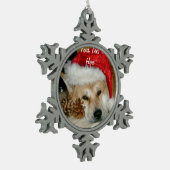 Niedliches Akita in der roten Weihnachtsmannmütze Schneeflocken Zinn-Ornament (Links)