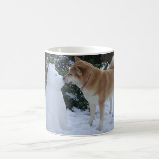 niedliches Akita küssendes Kaffeetasse (Mittel)