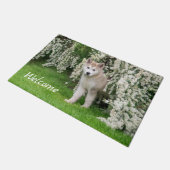 Niedliches Alaskan Malamute Dog Welpe in Blume Fot Fußmatte (Schrägansicht)
