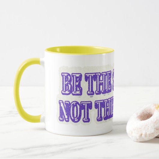 Niedliches Artwork-Design "DIE LÖSUNG SEIN" Jetzt  Tasse (Mit Donut)