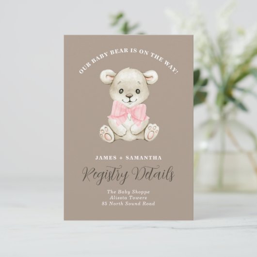 Niedliches Baby-Bärenjunge in Pink Bow Geschenkreg Ankündigung (Stehend Vorderseite)