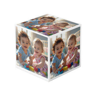 Niedliches Baby Boy & Girl Spielen in einem sonnig Würfel