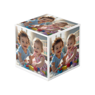 Niedliches Baby Boy & Girl Spielen in einem sonnig Würfel