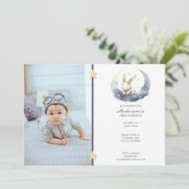 Niedliches Baby Bunny auf einem Mondkid's Geburtst Einladung