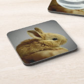 Niedliches Baby Bunny Kanbit in der Hand Getränkeuntersetzer (Linke Seite)