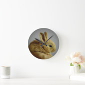 Niedliches Baby Bunny Kanbit in der Hand Runde Wanduhr (Zuhause)