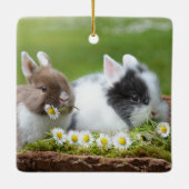 Niedliches Baby Bunny Rabbits mit Blume Keramikornament (Rückseite)
