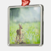 Niedliches Baby Deer Fawn in Gras Naturfotografie Ornament Aus Metall (Links)