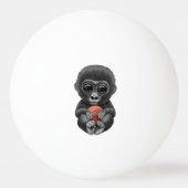 Niedliches Baby Gorilla spielen mit Basketball Tischtennisball (Vorderseite)