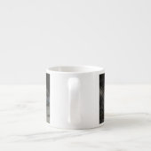 Niedliches Baby-Hafen-Siegel, das oben auf Strand Espressotasse (Rückseite)