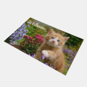 Niedliches Baby-Katzen-Kätzchen, das Fußmatte (Schrägansicht)