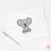 Niedliches Baby Koala mit einem Lächeln im Boden Runder Aufkleber (Umschlag)