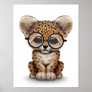 Niedliches Baby Leopard Cub mit Brille auf Weiß Poster