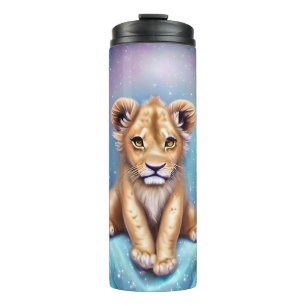 Niedliches Baby Lion Cub Snowy Hintergrund Thermosbecher