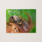 Niedliches Baby-Orang-Utan sieht auf Wunder aus Puzzle (Horizontal)