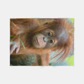 Niedliches Baby Orangutan mit Blick nach vorne Fleecedecke (Vorderseite (Horizontal))