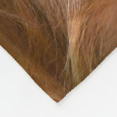 Niedliches Baby Orangutan mit Blick nach vorne Fleecedecke (Ecke)