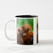Niedliches Baby Orangutan mit Blick nach vorne Zweifarbige Tasse (Links)
