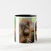 Niedliches Baby Orangutan mit Blick nach vorne Zweifarbige Tasse (Mittel)