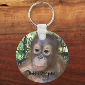 Niedliches Baby Orangutan Orphan in Borneo Schlüsselanhänger (Vorderseite)