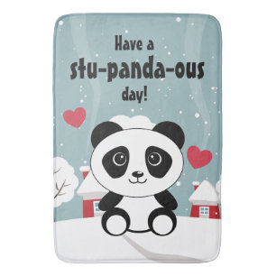 Niedliches Baby Panda im Winterschnee grau Badematte