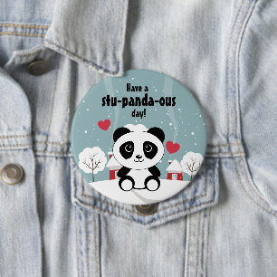Niedliches Baby Panda im Winterschnee grau Button
