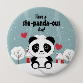 Niedliches Baby Panda im Winterschnee grau Button (Vorderseite)