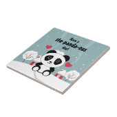 Niedliches Baby Panda im Winterschnee grau Fliese (Seite)