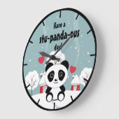 Niedliches Baby Panda im Winterschnee grau Große Wanduhr (Winkel)