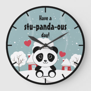 Niedliches Baby Panda im Winterschnee grau Große Wanduhr